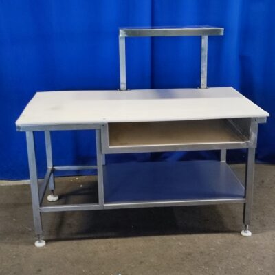 Arbeitstisch Edelstahl mit PE Platte 142x83x82 cm plus Aufsatzbord