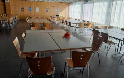 Kantineneinrichtung Bestuhlung Tische und Stapelstühle