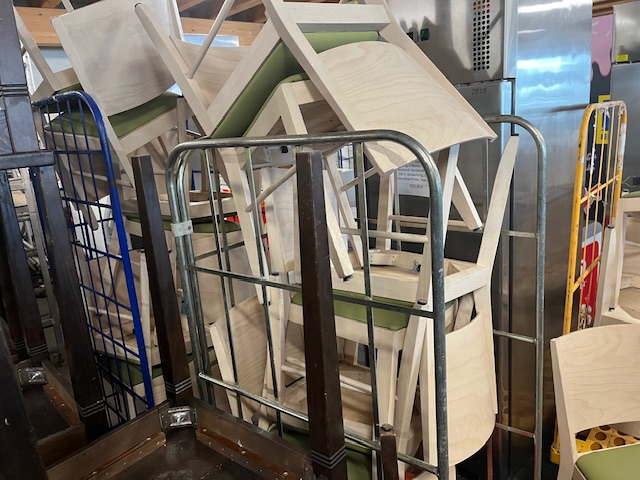 Bestuhlung Cafe / Bistro / Gastraum Einrichtung Holzstühle und Tische Gastro