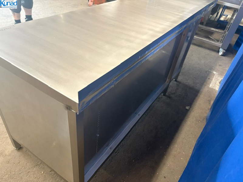 Arbeitsschrank Edelstahl 242x70x86 cm offen mit Schubladen und Plattenüberstand – Bild 5