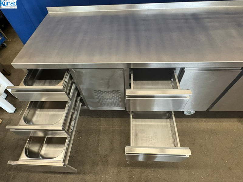 Kühltisch 320x80x86 cm mit Spülbecken mit Schubladen – Bild 9